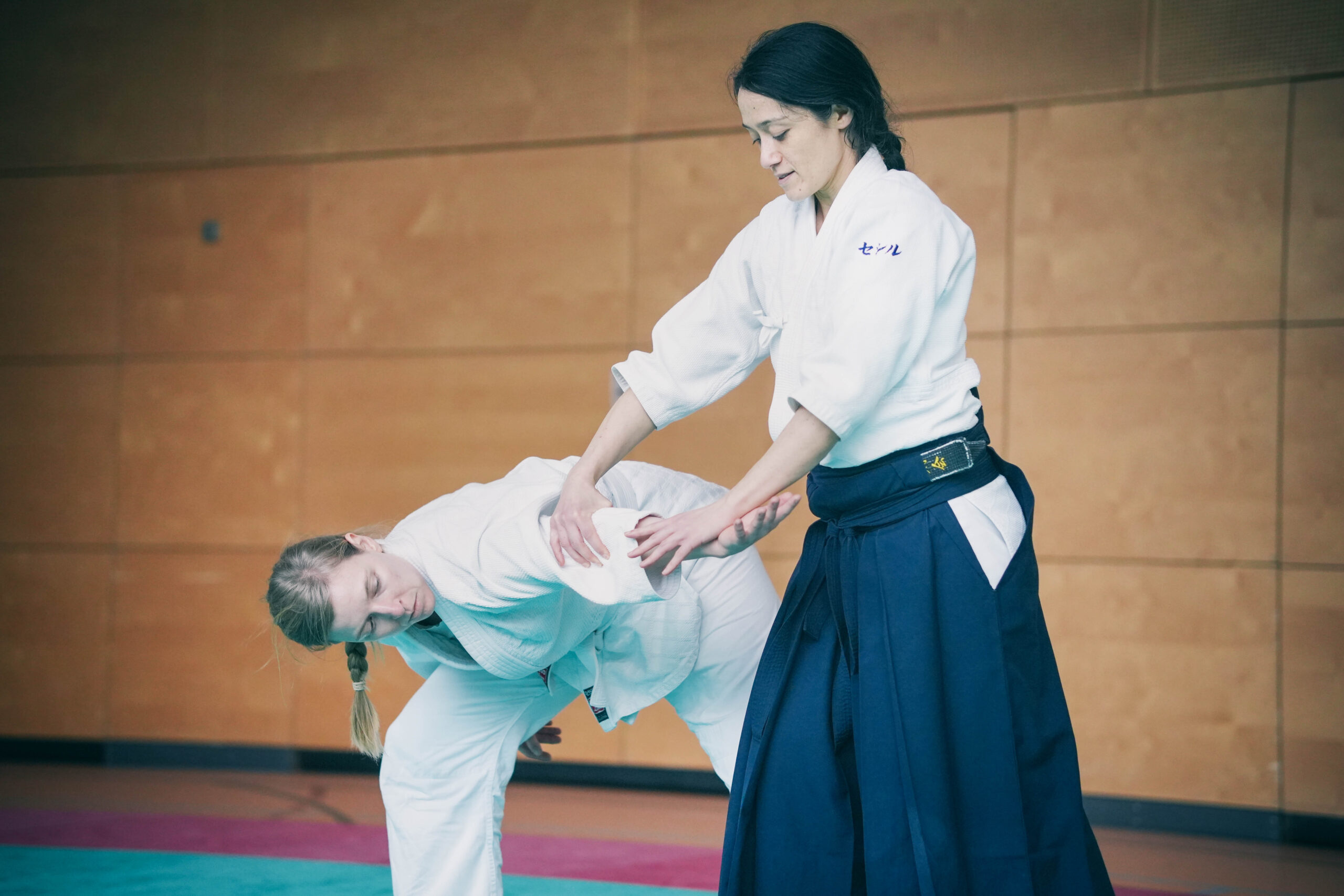 Cécile Rayroles montre ikkyo à une élève pendant un cours d’aïkido